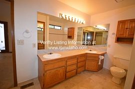 Great 3 Bedroom Home in Quiet Location in Miami, FL (Photo 3 of 6)