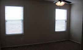 Wonderful 4beds 3baths with 2 Garage in a Quiet Area in Colorado Springs, CO (Photo 4 of 9)