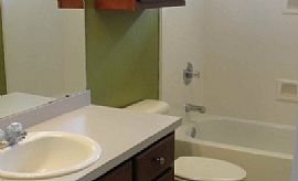 Enjoy a Hollywood Home with Garage and Private Yard in Hollywood, FL (Photo 5 of 8)