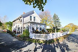 Charming Furnished 2br/1ba Middletown Cottage  in Middletown, RI