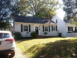 Cozy Single Story Colonial Cottage with 2 Bedrooms and 1 Bath. in Williamsburg, VA