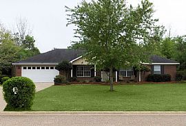 Attractive Family Home with Many Amenitie in Fairhope, AL
