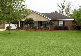 Attractive Family Home with Many Amenitie in Fairhope, AL (Photo 2 of 9)