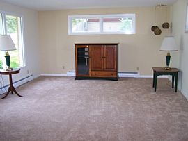 3 Bedroom 2 Full Bath Home  in Green Bay, WI (Photo 3 of 7)