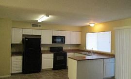  Thissilver Bay Home Offers 3 Bedrooms, 2 Bathrooms,  in Phoenix, AZ (Photo 3 of 6)