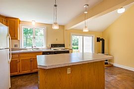  This Gorgeous, Updated 1945 3bedroom and 2bath House in Portland, ME (Photo 3 of 12)