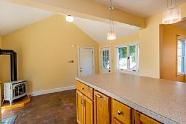  This Gorgeous, Updated 1945 3bedroom and 2bath House in Portland, ME (Photo 5 of 12)