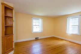  This Gorgeous, Updated 1945 3bedroom and 2bath House in Portland, ME (Photo 7 of 12)