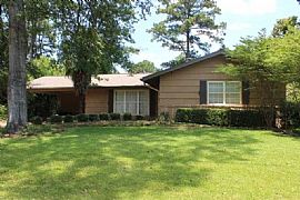  3 Large Bedrooms, 2 Full Baths,Foyer, Den with Fireplace, in Jackson, MS