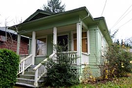 This Cute 2br Bungalow Is Ready For You to Make It Your Home. in Portland, OR