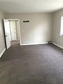 Wonderful Home on Spacious Lot with Large Fenced Back Yard, in Jacksonville, FL (Photo 4 of 9)