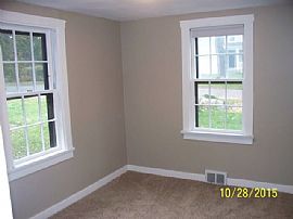 4936 Rose Avenue, .$600 in Downers Grove, IL (Photo 6 of 10)