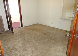  Big, Clean Freshly Painted 4brdr and 3 Bath Home in Chicago, IL (Photo 2 of 5)