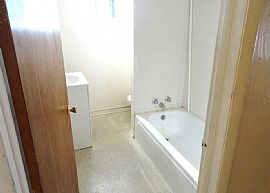  Big, Clean Freshly Painted 4brdr and 3 Bath Home in Chicago, IL (Photo 3 of 5)