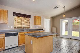Fantastic Rental Home with Refreshing Fenced Pool and   Majest in Phoenix, AZ (Photo 5 of 8)