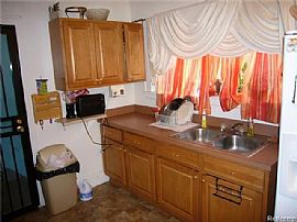 3 Bedroom Brick Upper Flat  in Detroit, MI (Photo 5 of 10)