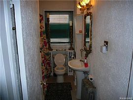 3 Bedroom Brick Upper Flat  in Detroit, MI (Photo 7 of 10)