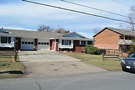This Great 3 Bedroom 1.5 Bath Is Located Lakewood in Lakewood, CO (Photo 3 of 11)