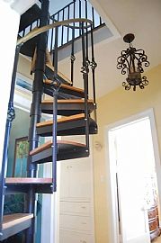  The House Has 3 Bedrooms 2 Bath, a Detached 2-Car Garage in Saint Petersburg, FL (Photo 3 of 7)