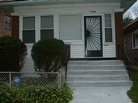 3 Beds 1 Bath 966 Sqft For Rent Don'T Miss Out!! in Chicago, IL