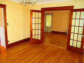 Very Well Maintained Single Family Home in Worcester, MA (Photo 2 of 4)