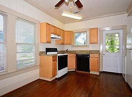 Adorable Bungalow in Houston, TX (Photo 3 of 5)