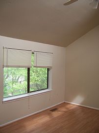 Cheerful, Bright 4 Level Townhome in "North Creek" in Germantown, MD (Photo 4 of 12)