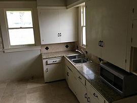 Charming 2 Bedroom 1 Bath Well Maintained House For Rent.  in Houston, TX (Photo 8 of 8)