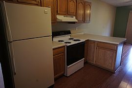 Wonderfully 3bedrooms 2baths 2car Garage in Springfield, IL (Photo 4 of 8)