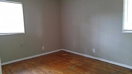 3 Bedroom/1 Bath Brick House with Fenced   Yard and Hardwood Fl in Charlotte, NC (Photo 6 of 6)