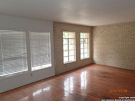 Amazing 4bedroom 2 Bath Spacious Unique Home in Alamo Height in San Antonio, TX (Photo 3 of 11)