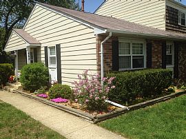 Adorably Charming Bungalow-Style Townhouse/condo in Millersville, MD