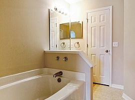 Amazing 3bedrooms and 2 Baths in a Very Peaceful Environment  in Jacksonville, FL (Photo 6 of 10)