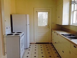 3 Bedrooms, 1.5 Baths All Brick Home Located in Melrose Heights in Columbia, SC (Photo 4 of 6)