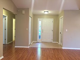3 Bed / 1 Bath House Newly Remodeled in Aurora, IL (Photo 2 of 7)