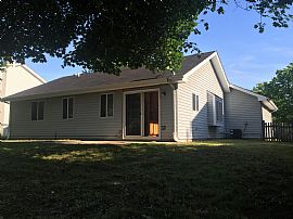 3 Bed / 1 Bath House Newly Remodeled in Aurora, IL (Photo 5 of 7)