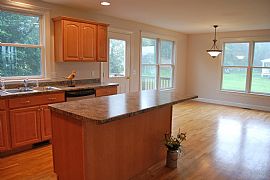 14 Miles to The War College, Custom Built 4 Bed in Tiverton, RI (Photo 2 of 5)