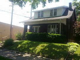 Living Room, Dining Room, 2 Full and 1 Queen Size Bedroom in Saint Louis, MO