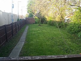 Living Room, Dining Room, 2 Full and 1 Queen Size Bedroom in Saint Louis, MO (Photo 4 of 6)