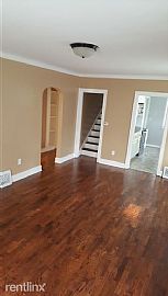 3 Bedrooms 2 Bathroom Spacious Backyard with Deck 1 Car Garage in Lansing, MI (Photo 10 of 10)