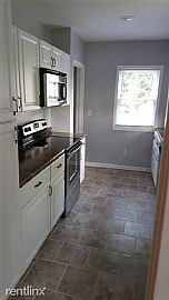 3 Bedrooms 2 Bathroom Spacious Backyard with Deck 1 Car Garage in Lansing, MI (Photo 3 of 10)