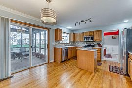 5 Bed, 4.0 Bath, 2992 Sqft, $1,200 in Aurora, IL (Photo 5 of 12)