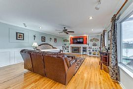 5 Bed, 4.0 Bath, 2992 Sqft, $1,200 in Aurora, IL (Photo 6 of 12)