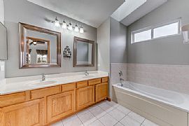 5 Bed, 4.0 Bath, 2992 Sqft, $1,200 in Aurora, IL (Photo 9 of 12)