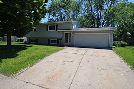 155 Berkshire Dr in Crystal Lake, IL