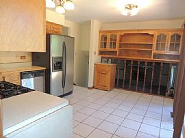 Very Nice Home! 3 Bedroom, 2.1 Bath, Huge Family Rm in Schaumburg, IL (Photo 3 of 7)