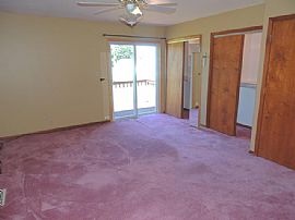 Very Nice Home! 3 Bedroom, 2.1 Bath, Huge Family Rm in Schaumburg, IL (Photo 5 of 7)