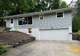 Freshly Painted 3bdrms,1/2 Bath with Huge Park-Car in Rochester, MN