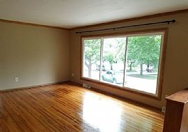 Freshly Painted 3bdrms,1/2 Bath with Huge Park-Car in Rochester, MN (Photo 2 of 11)