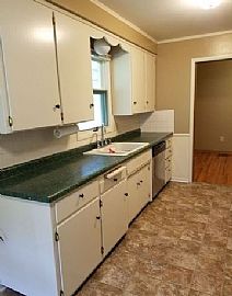 Freshly Painted 3bdrms,1/2 Bath with Huge Park-Car in Rochester, MN (Photo 4 of 11)